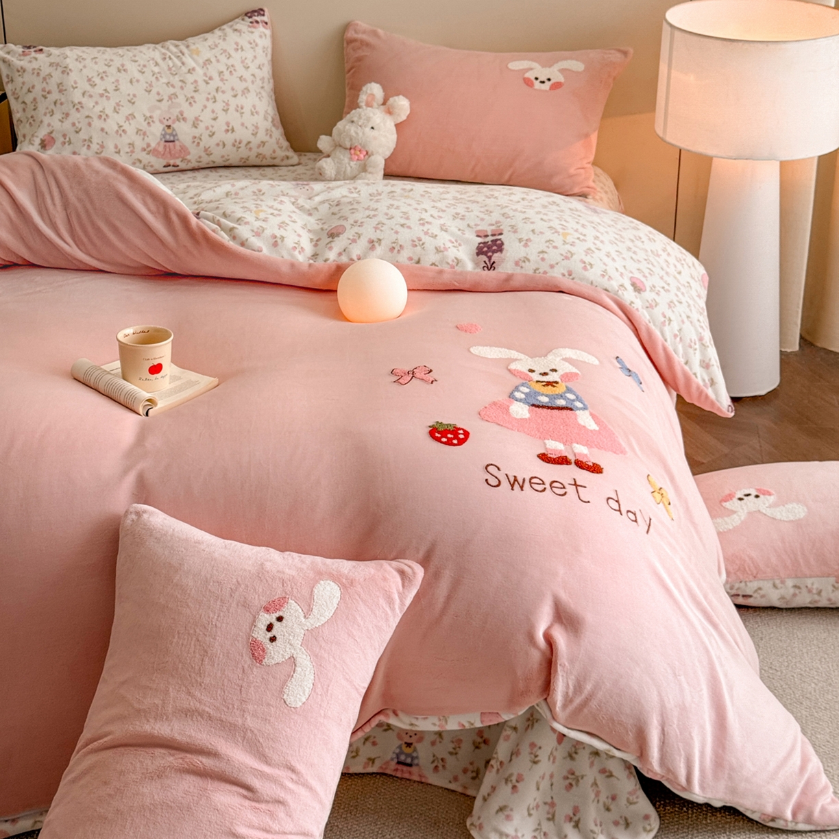 91家纺网 家纺一手货源 找家纺 博纳家纺 2025新款200克毛巾绣印花双拼加厚牛奶绒四件套 草莓兔