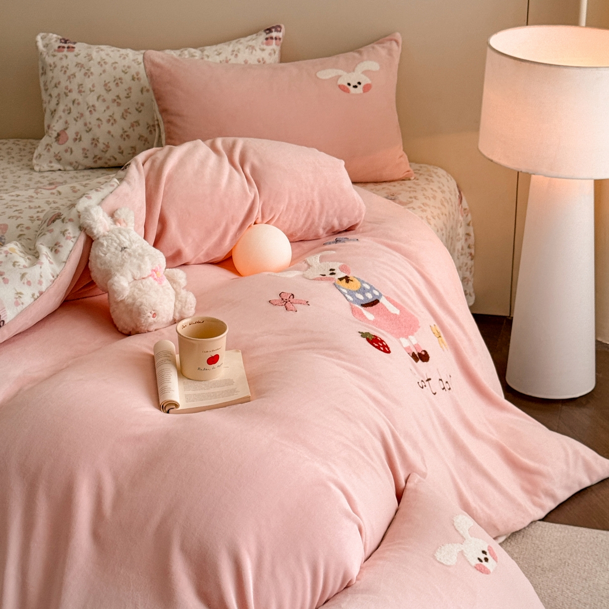 91家纺网 家纺一手货源 找家纺 博纳家纺 2025新款200克毛巾绣印花双拼加厚牛奶绒四件套 草莓兔