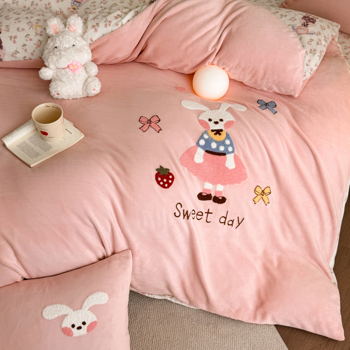 91家纺网 家纺一手货源 找家纺 博纳家纺 2025新款200克毛巾绣印花双拼加厚牛奶绒四件套 草莓兔