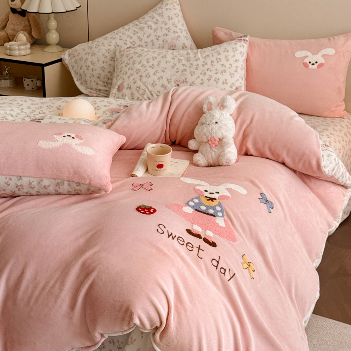 91家纺网 家纺一手货源 找家纺 博纳家纺 2025新款200克毛巾绣印花双拼加厚牛奶绒四件套 草莓兔