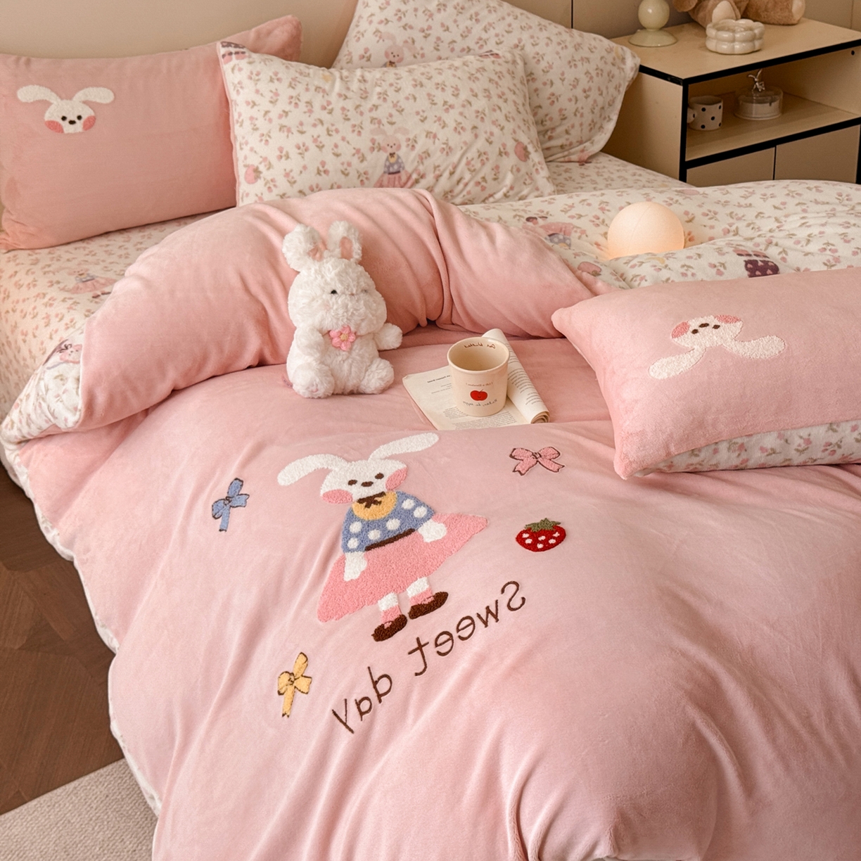 91家纺网 家纺一手货源 找家纺 博纳家纺 2025新款200克毛巾绣印花双拼加厚牛奶绒四件套 草莓兔
