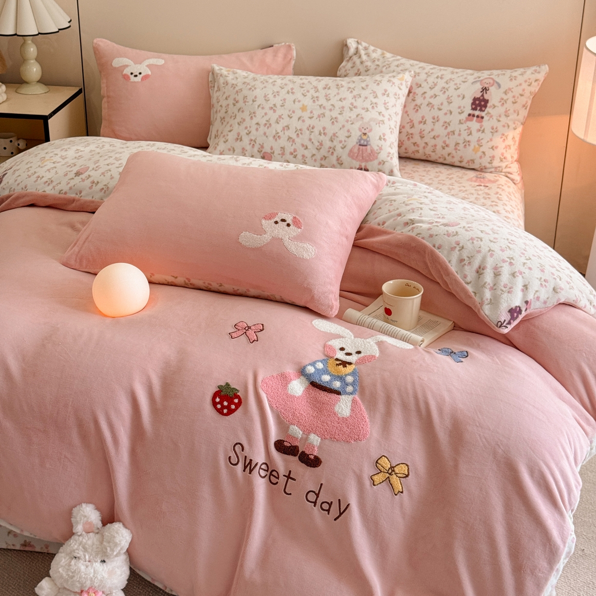 91家纺网 家纺一手货源 找家纺 博纳家纺 2025新款200克毛巾绣印花双拼加厚牛奶绒四件套 草莓兔