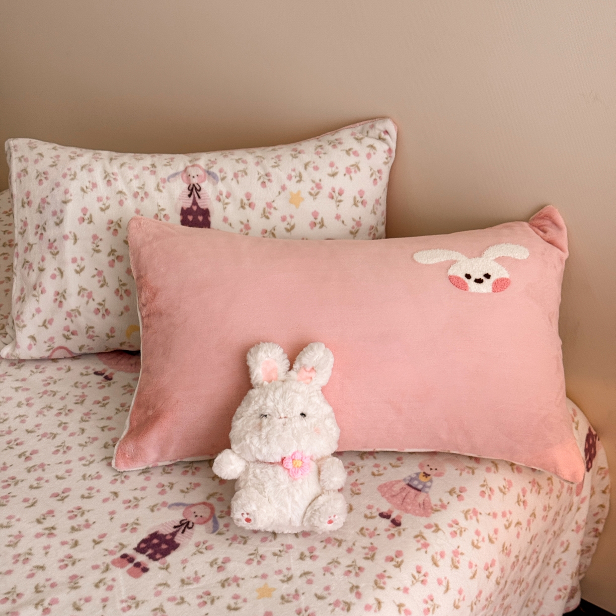 91家纺网 家纺一手货源 找家纺 博纳家纺 2025新款200克毛巾绣印花双拼加厚牛奶绒四件套 草莓兔