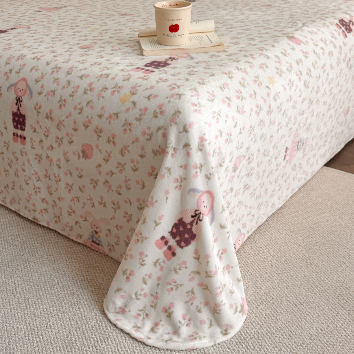 91家纺网 家纺一手货源 找家纺 博纳家纺 2025新款200克毛巾绣印花双拼加厚牛奶绒四件套 草莓兔