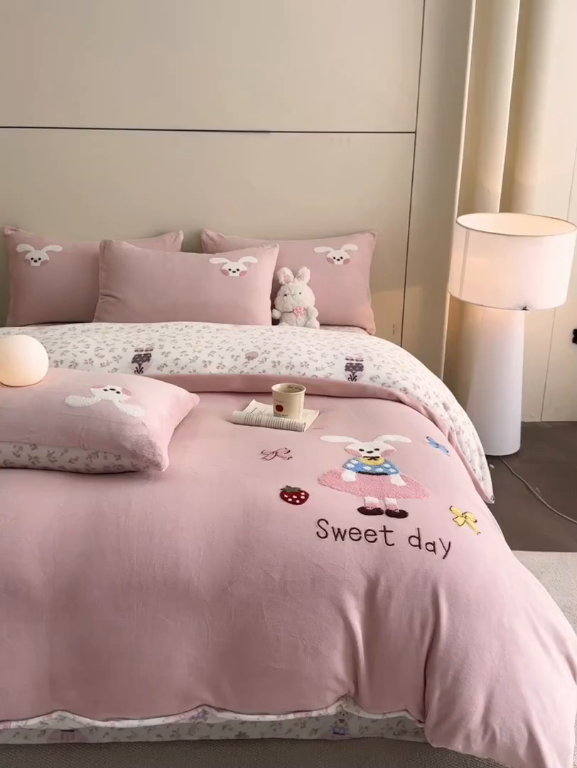 91家纺网 家纺一手货源 找家纺 博纳家纺 2025新款200克毛巾绣印花双拼加厚牛奶绒四件套 草莓兔