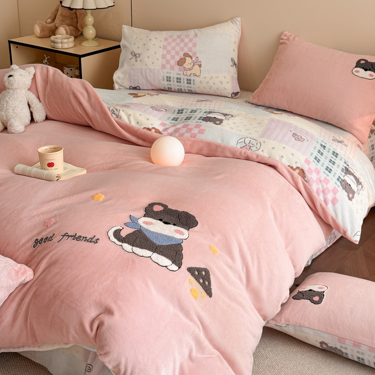 91家纺网 家纺一手货源 找家纺 博纳家纺 2025新款200克毛巾绣印花双拼加厚牛奶绒四件套 调皮狗