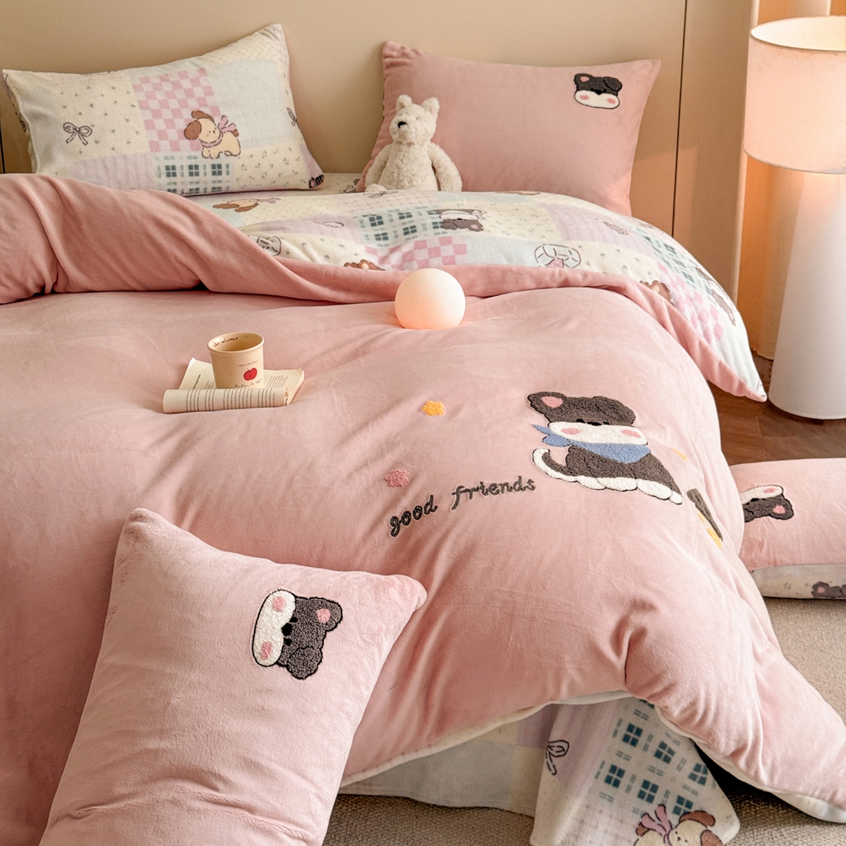 91家纺网 家纺一手货源 找家纺 博纳家纺 2025新款200克毛巾绣印花双拼加厚牛奶绒四件套 调皮狗