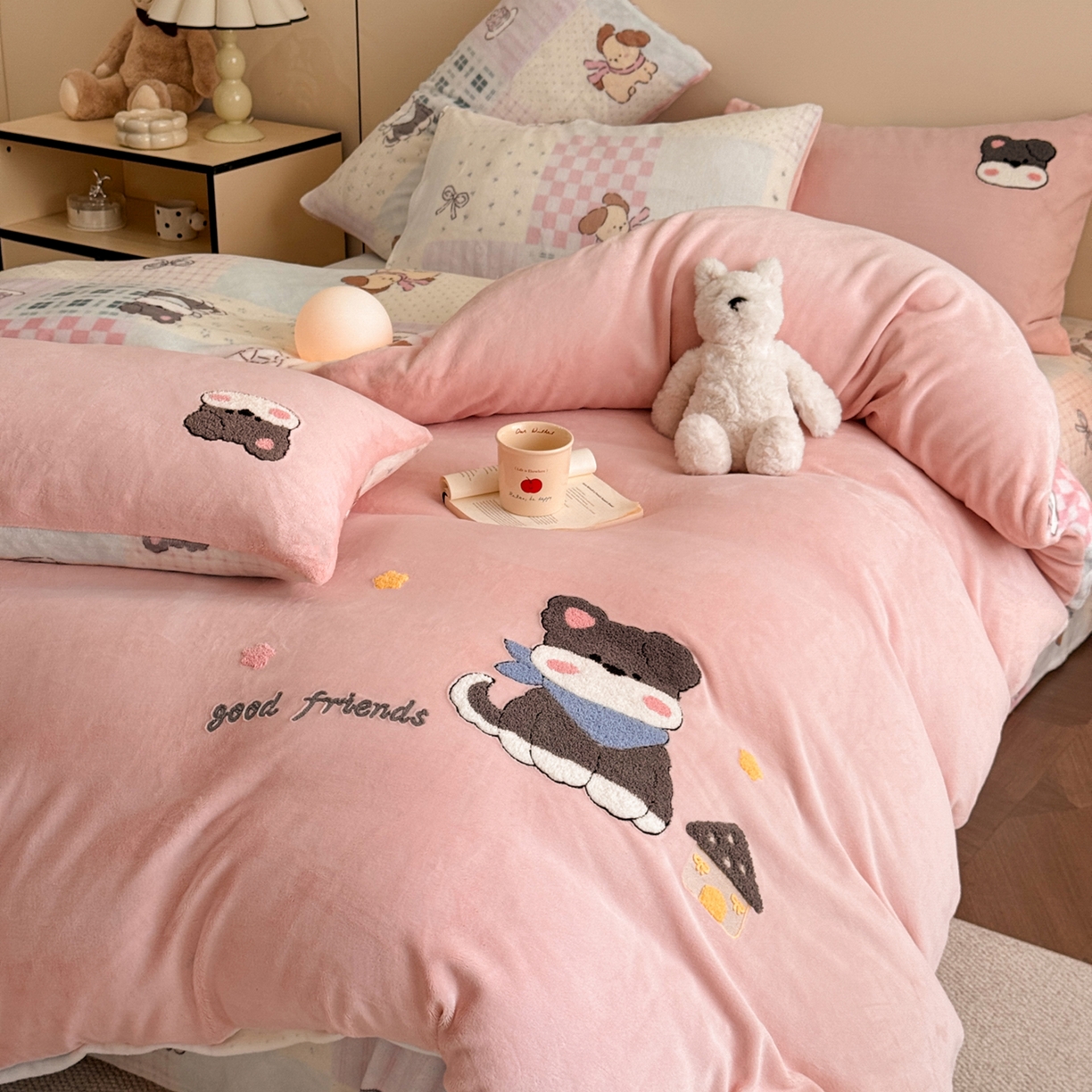 91家纺网 家纺一手货源 找家纺 博纳家纺 2025新款200克毛巾绣印花双拼加厚牛奶绒四件套 调皮狗