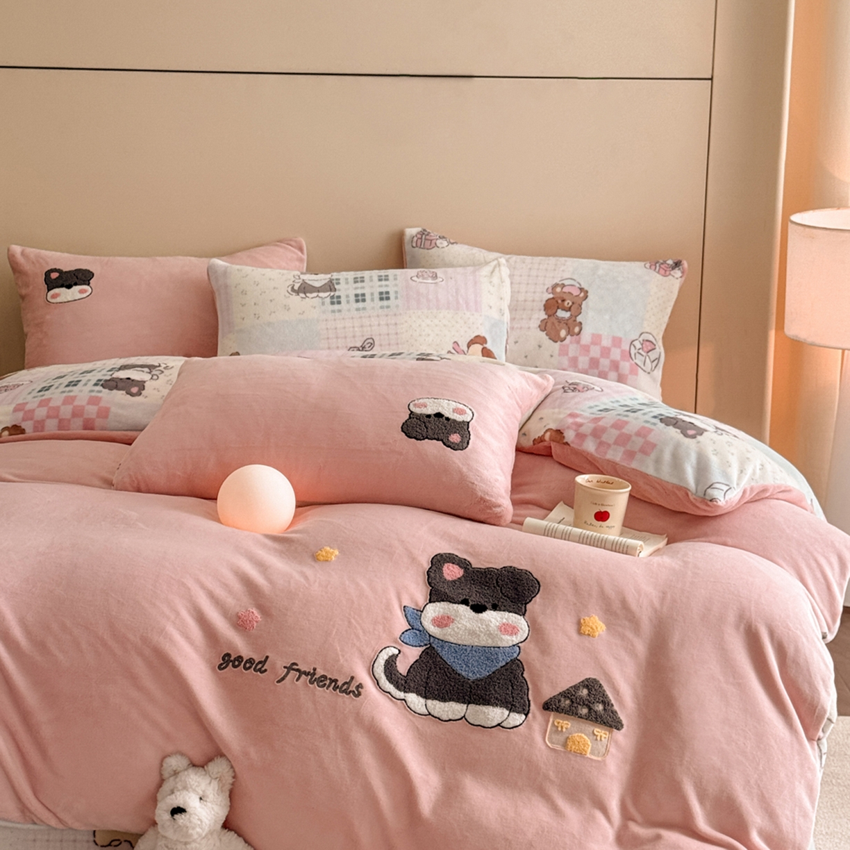 91家纺网 家纺一手货源 找家纺 博纳家纺 2025新款200克毛巾绣印花双拼加厚牛奶绒四件套 调皮狗