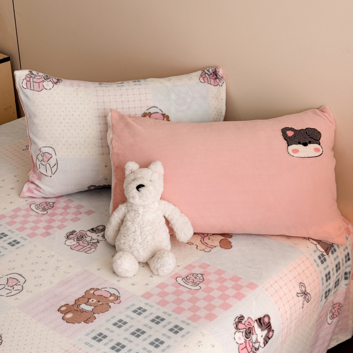 91家纺网 家纺一手货源 找家纺 博纳家纺 2025新款200克毛巾绣印花双拼加厚牛奶绒四件套 调皮狗