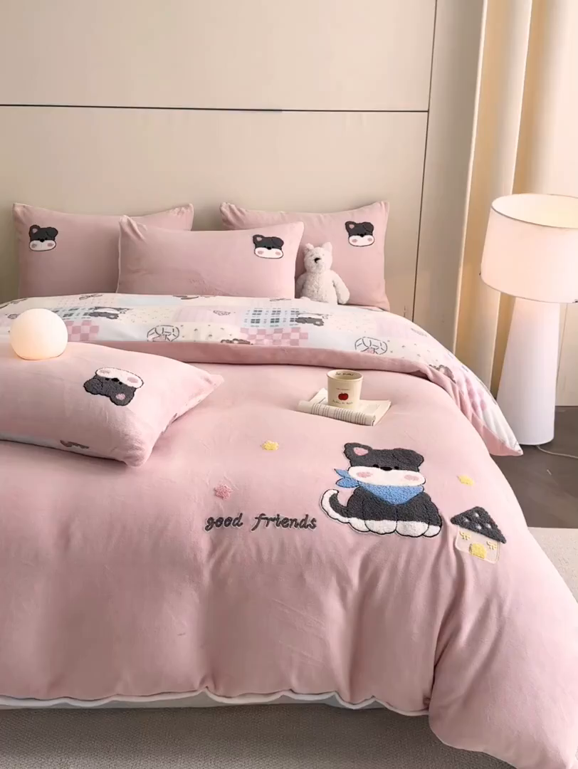 91家纺网 家纺一手货源 找家纺 博纳家纺 2025新款200克毛巾绣印花双拼加厚牛奶绒四件套 调皮狗