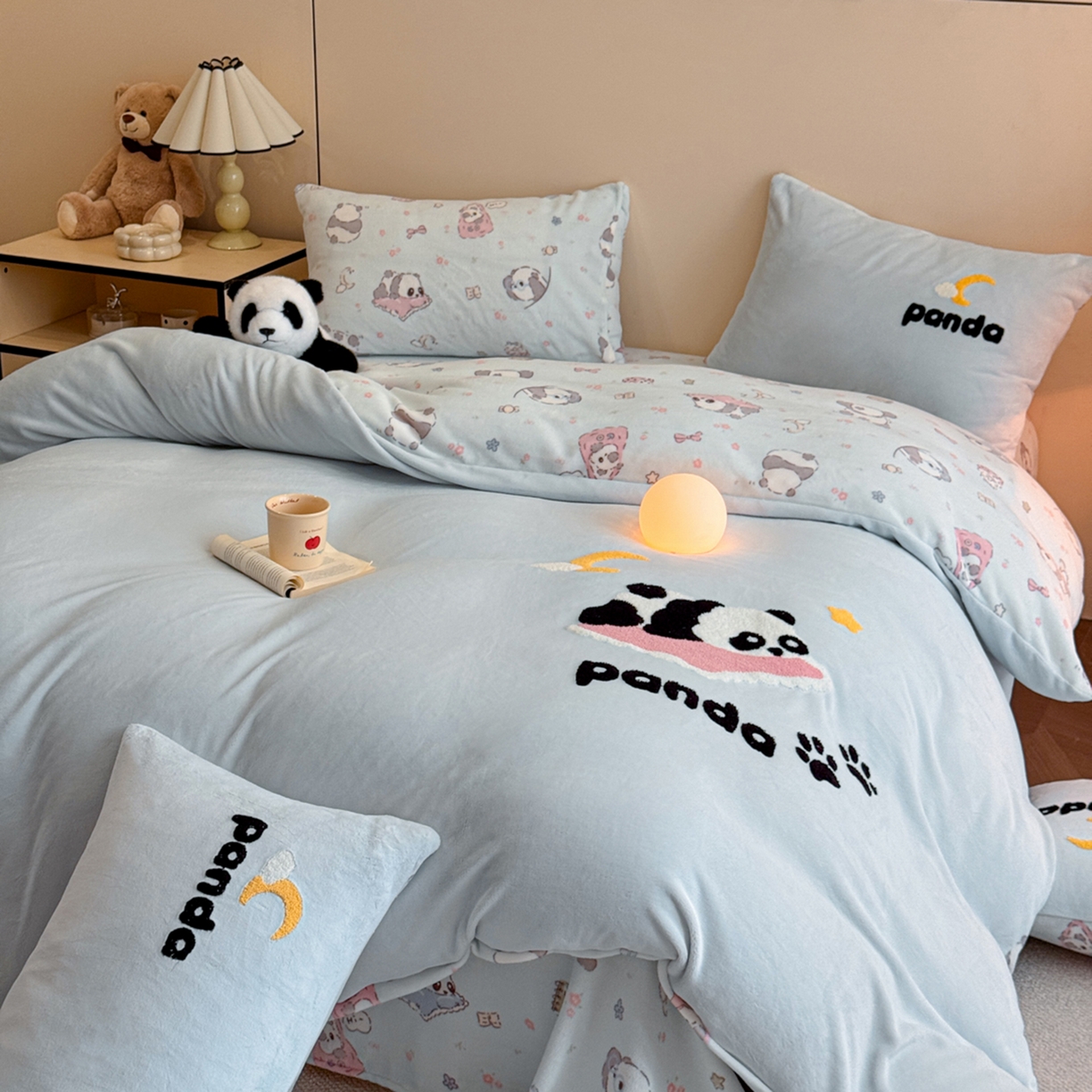 91家纺网 家纺一手货源 找家纺 博纳家纺 2025新款200克毛巾绣印花双拼加厚牛奶绒四件套 可爱熊猫