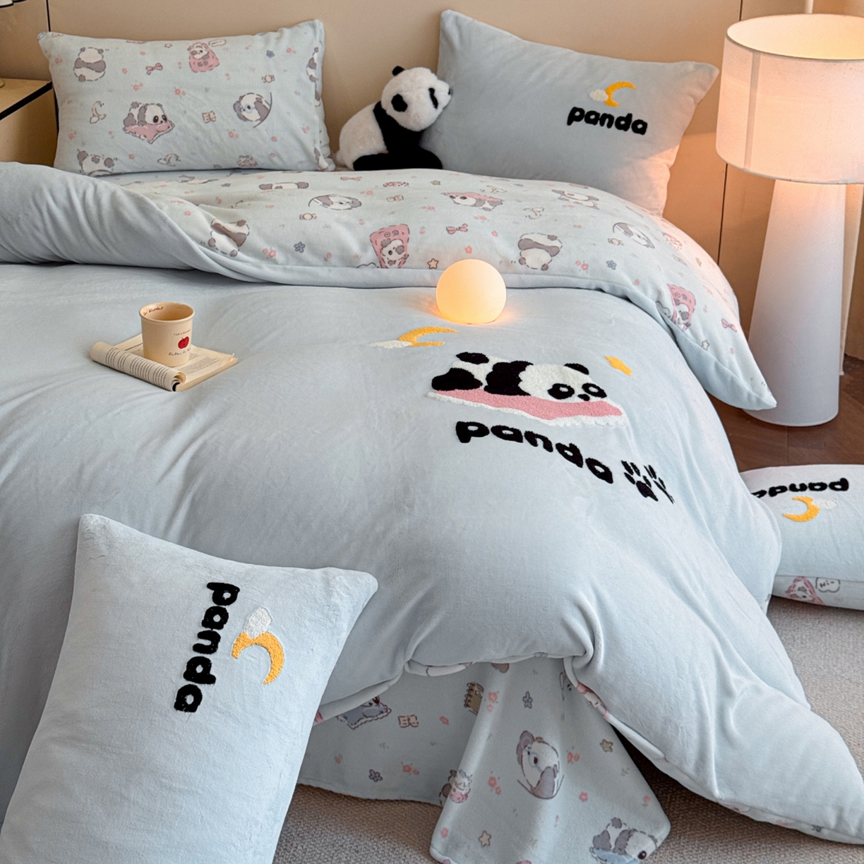 91家纺网 家纺一手货源 找家纺 博纳家纺 2025新款200克毛巾绣印花双拼加厚牛奶绒四件套 可爱熊猫