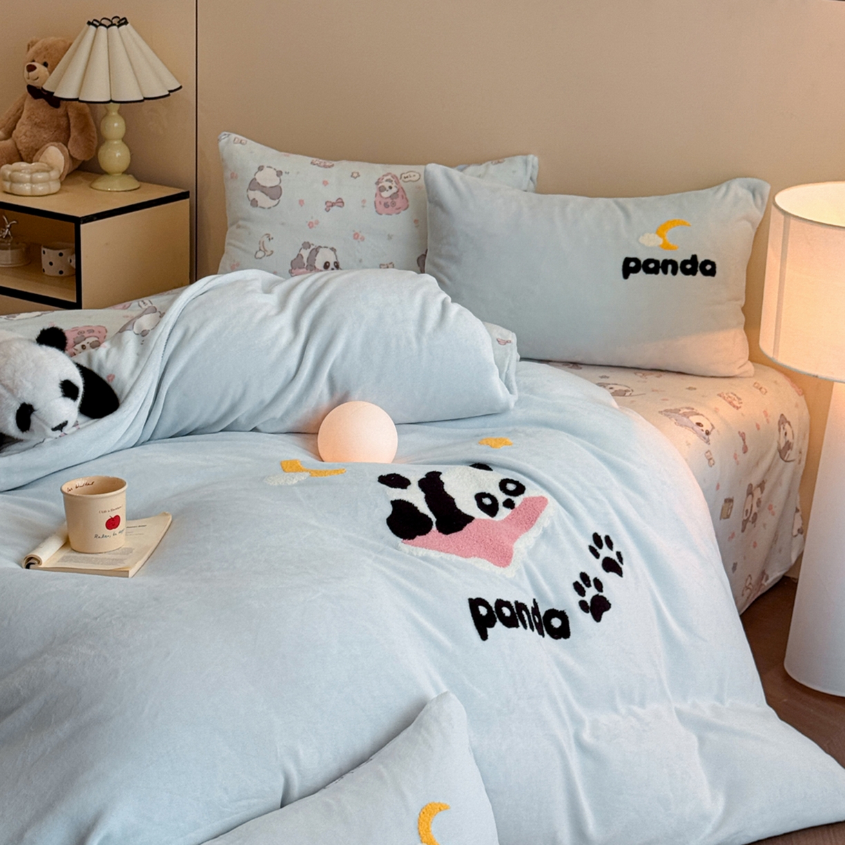 91家纺网 家纺一手货源 找家纺 博纳家纺 2025新款200克毛巾绣印花双拼加厚牛奶绒四件套 可爱熊猫