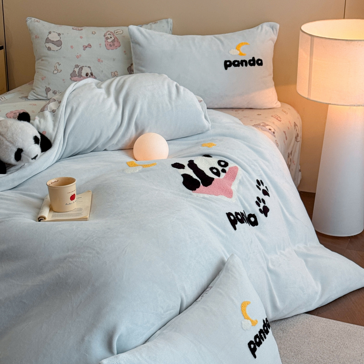 91家纺网 家纺一手货源 找家纺 博纳家纺 2025新款200克毛巾绣印花双拼加厚牛奶绒四件套 可爱熊猫