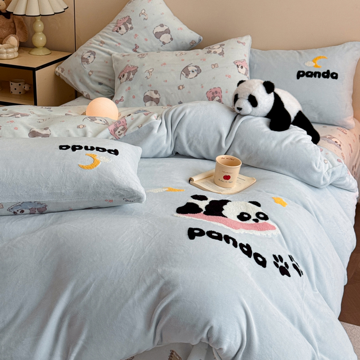91家纺网 家纺一手货源 找家纺 博纳家纺 2025新款200克毛巾绣印花双拼加厚牛奶绒四件套 可爱熊猫
