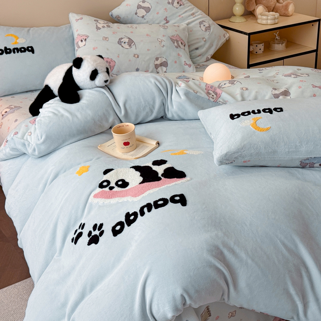 91家纺网 家纺一手货源 找家纺 博纳家纺 2025新款200克毛巾绣印花双拼加厚牛奶绒四件套 可爱熊猫
