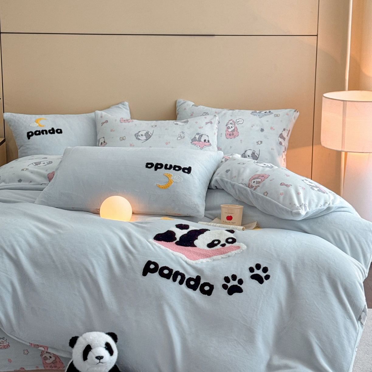 91家纺网 家纺一手货源 找家纺 博纳家纺 2025新款200克毛巾绣印花双拼加厚牛奶绒四件套 可爱熊猫