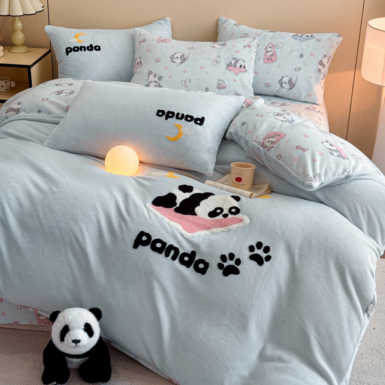 91家纺网 家纺一手货源 找家纺 博纳家纺 2025新款200克毛巾绣印花双拼加厚牛奶绒四件套 可爱熊猫