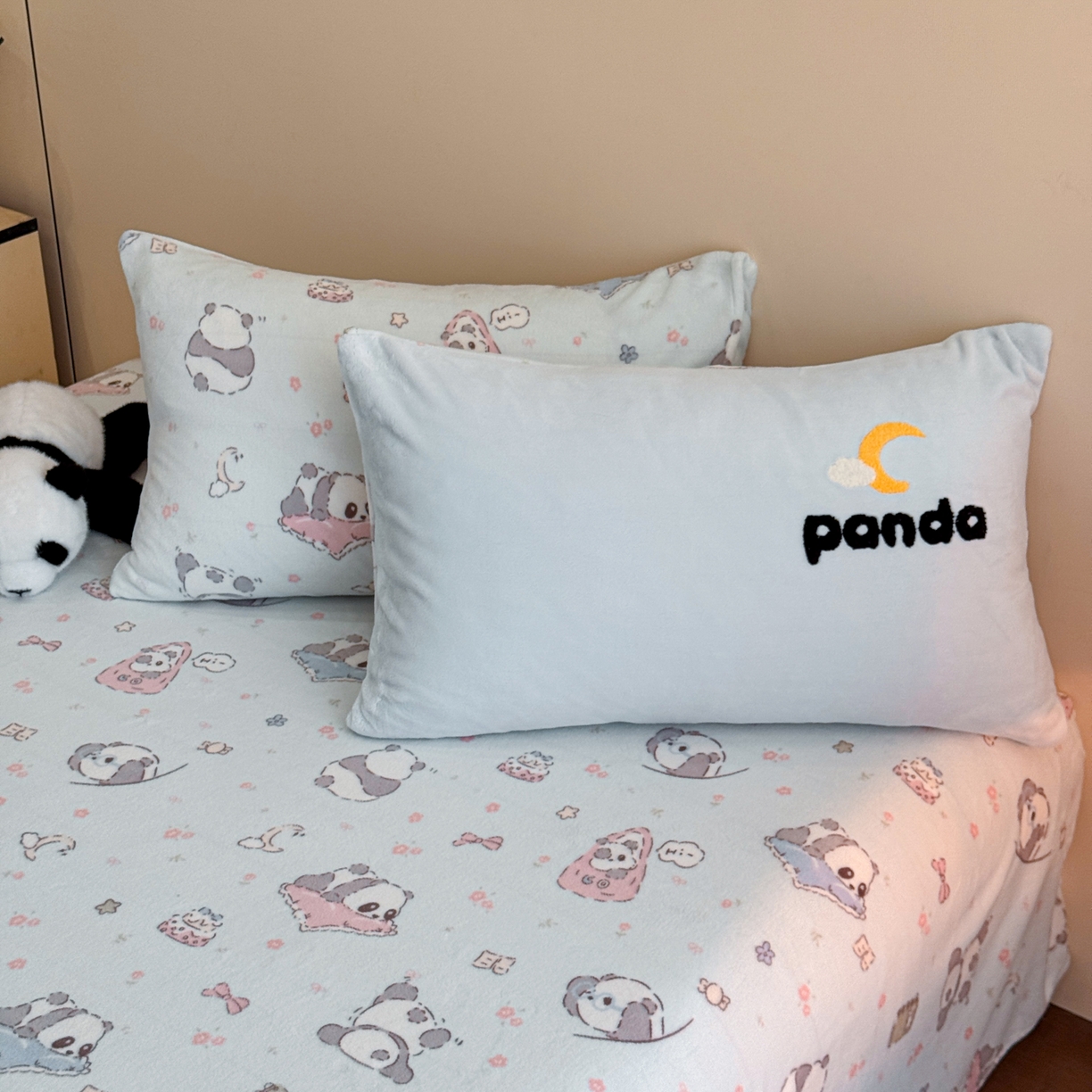 91家纺网 家纺一手货源 找家纺 博纳家纺 2025新款200克毛巾绣印花双拼加厚牛奶绒四件套 可爱熊猫