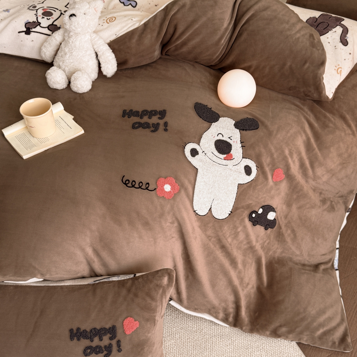 91家纺网 家纺一手货源 找家纺 博纳家纺 2025新款200克毛巾绣印花双拼加厚牛奶绒四件套 萌喵酷狗