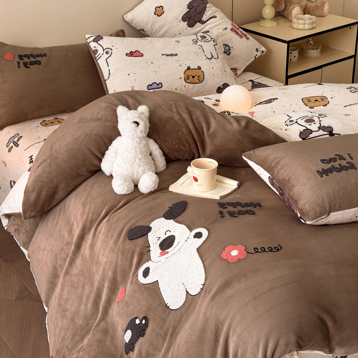 91家纺网 家纺一手货源 找家纺 博纳家纺 2025新款200克毛巾绣印花双拼加厚牛奶绒四件套 萌喵酷狗