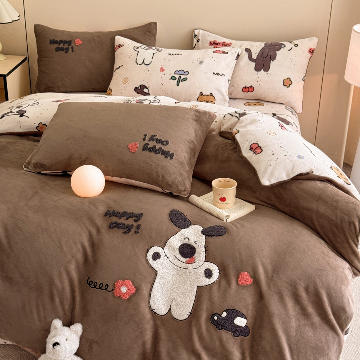 91家纺网 家纺一手货源 找家纺 博纳家纺 2025新款200克毛巾绣印花双拼加厚牛奶绒四件套 萌喵酷狗