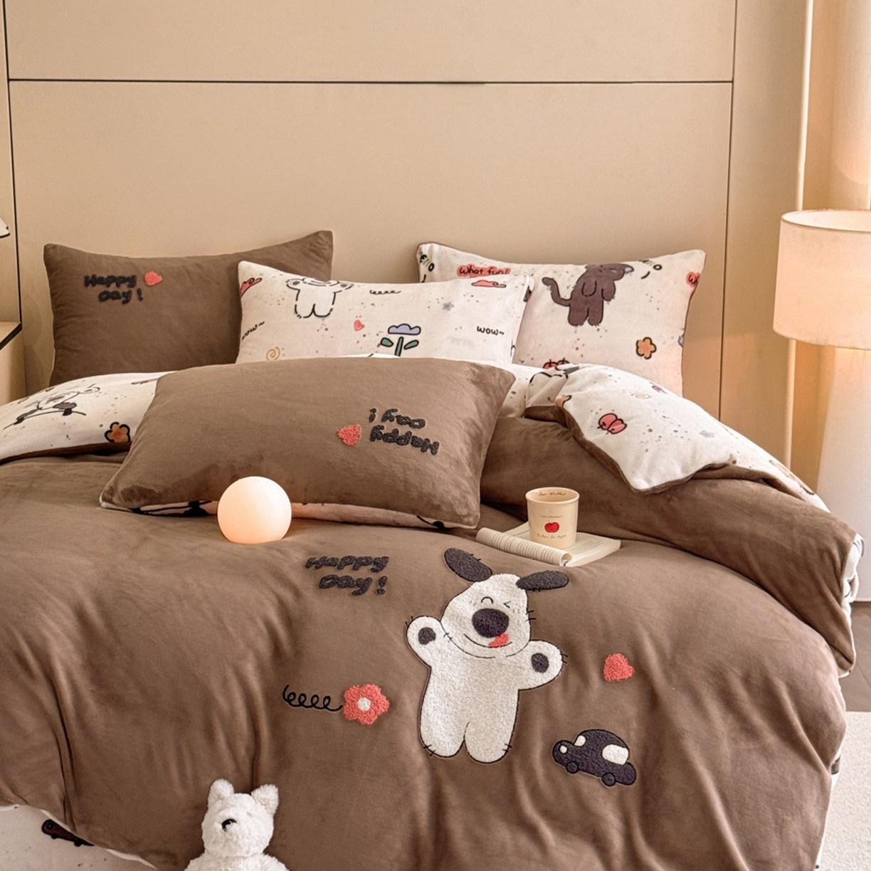 91家纺网 家纺一手货源 找家纺 博纳家纺 2025新款200克毛巾绣印花双拼加厚牛奶绒四件套 萌喵酷狗