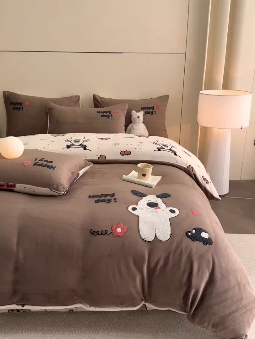 91家纺网 家纺一手货源 找家纺 博纳家纺 2025新款200克毛巾绣印花双拼加厚牛奶绒四件套 萌喵酷狗