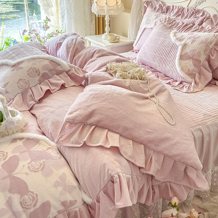 91家纺网 家纺一手货源 找家纺 宜凡家纺 2025新款婴儿绒压花撞色双拼夹棉床裙四件套 床裙款-锦时