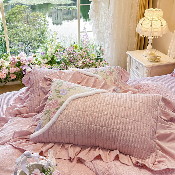 91家纺网 家纺一手货源 找家纺 宜凡家纺 2025新款婴儿绒压花撞色双拼夹棉床裙四件套 床裙款-锦韵