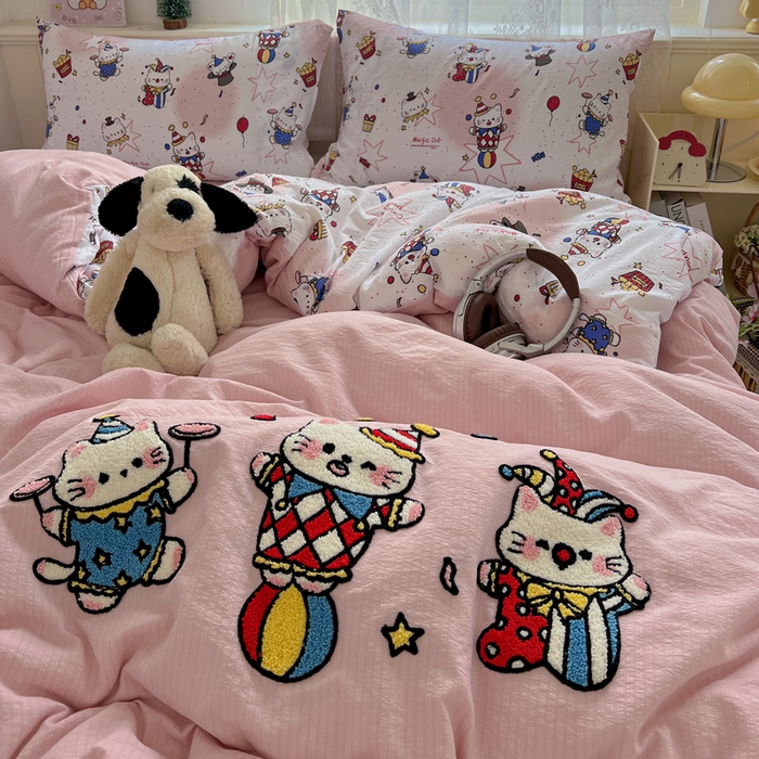 91家纺网 家纺一手货源 找家纺 花伞家居 2025新款毛巾绣印花双层纱四件套（提供买家秀） 表演的猫