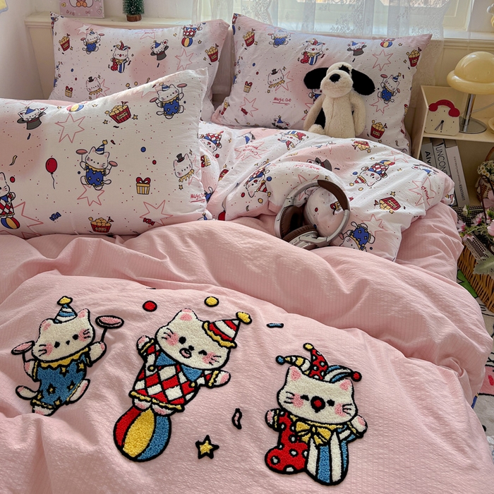 91家纺网 家纺一手货源 找家纺 花伞家居 2025新款毛巾绣印花双层纱四件套（提供买家秀） 表演的猫