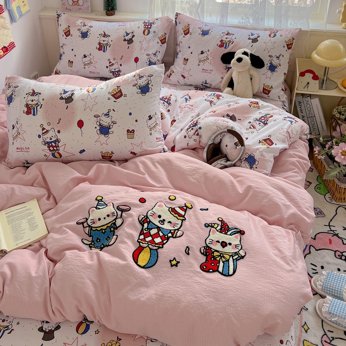 91家纺网 家纺一手货源 找家纺 花伞家居 2025新款毛巾绣印花双层纱四件套（提供买家秀） 表演的猫