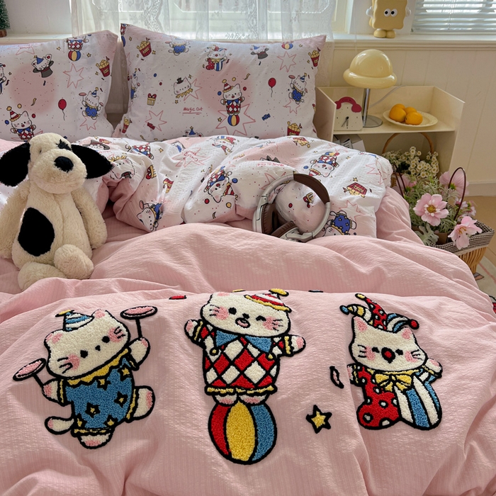 91家纺网 家纺一手货源 找家纺 花伞家居 2025新款毛巾绣印花双层纱四件套（提供买家秀） 表演的猫