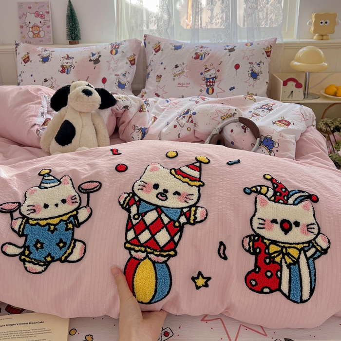 91家纺网 家纺一手货源 找家纺 花伞家居 2025新款毛巾绣印花双层纱四件套（提供买家秀） 表演的猫