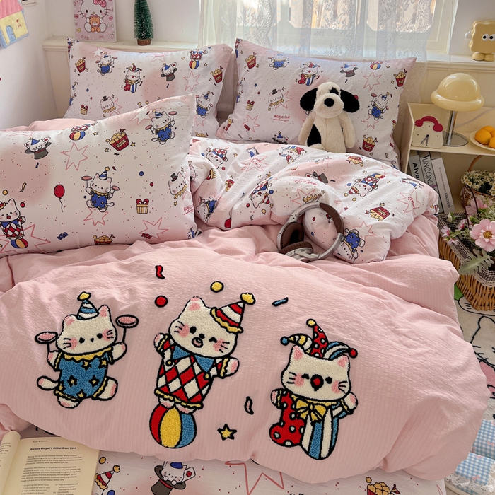 91家纺网 家纺一手货源 找家纺 花伞家居 2025新款毛巾绣印花双层纱四件套（提供买家秀） 表演的猫