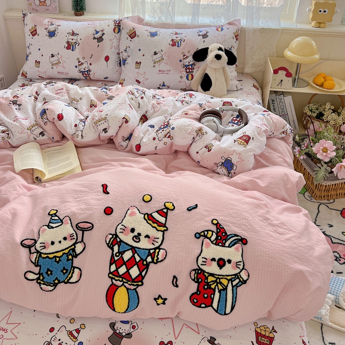 91家纺网 家纺一手货源 找家纺 花伞家居 2025新款毛巾绣印花双层纱四件套（提供买家秀） 表演的猫