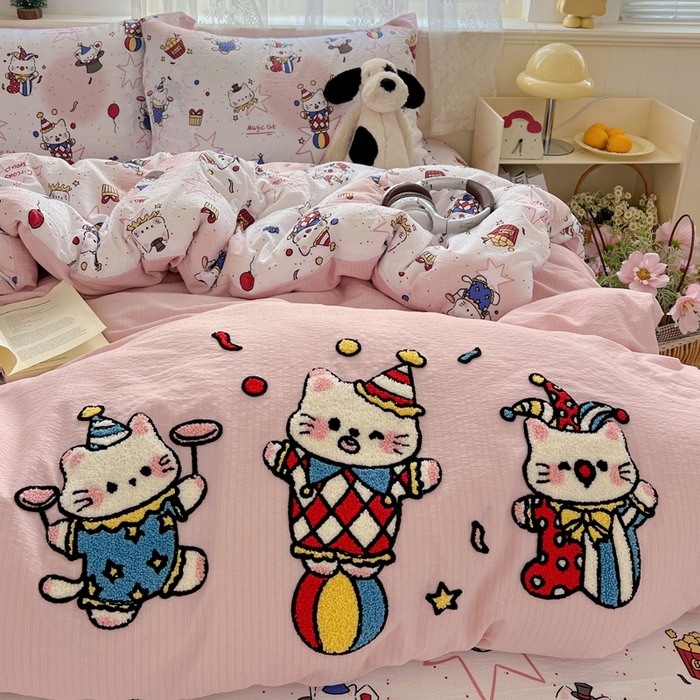 91家纺网 家纺一手货源 找家纺 花伞家居 2025新款毛巾绣印花双层纱四件套（提供买家秀） 表演的猫