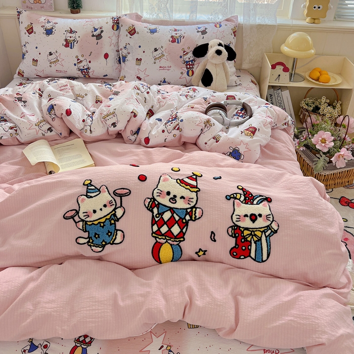 91家纺网 家纺一手货源 找家纺 花伞家居 2025新款毛巾绣印花双层纱四件套（提供买家秀） 表演的猫