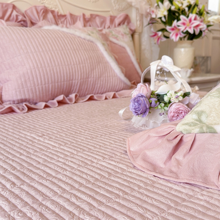 91家纺网 家纺一手货源 找家纺 宜凡家纺 2025新款婴儿绒压花撞色双拼夹棉床裙四件套 床裙款-锦韵