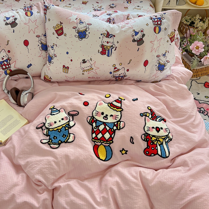 91家纺网 家纺一手货源 找家纺 花伞家居 2025新款毛巾绣印花双层纱四件套（提供买家秀） 表演的猫