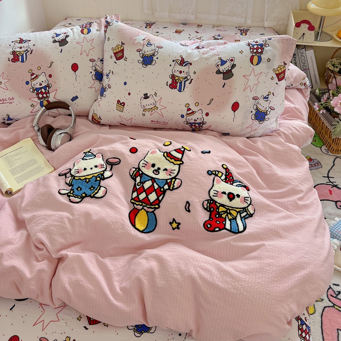 91家纺网 家纺一手货源 找家纺 花伞家居 2025新款毛巾绣印花双层纱四件套（提供买家秀） 表演的猫