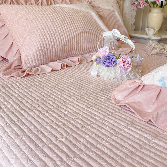 91家纺网 家纺一手货源 找家纺 宜凡家纺 2025新款婴儿绒压花撞色双拼夹棉床裙四件套 床裙款-汐月