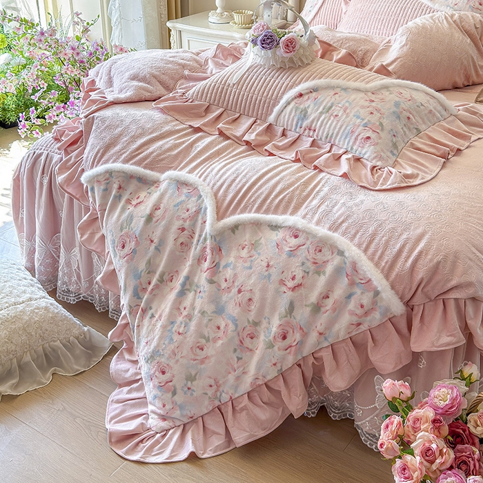 91家纺网 家纺一手货源 找家纺 宜凡家纺 2025新款婴儿绒压花撞色双拼夹棉床裙四件套 床裙款-汐月