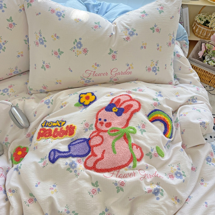 91家纺网 家纺一手货源 找家纺 花伞家居 2025新款毛巾绣印花双层纱四件套（提供买家秀） 浇花兔