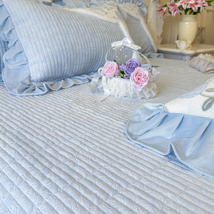 91家纺网 家纺一手货源 找家纺 宜凡家纺 2025新款婴儿绒压花撞色双拼夹棉床裙四件套 床裙款-予花