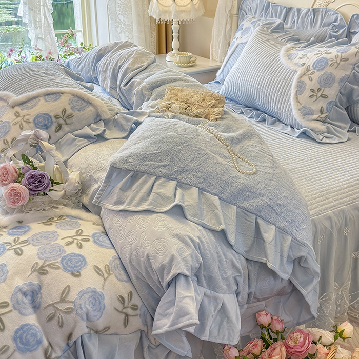 91家纺网 家纺一手货源 找家纺 宜凡家纺 2025新款婴儿绒压花撞色双拼夹棉床裙四件套 床裙款-予花