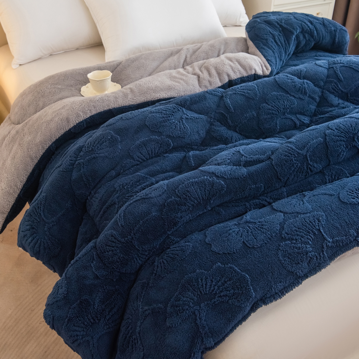 91家纺网 家纺一手货源 找家纺 畅销被业 2025新款塔芙绒羊羔绒提花冬被子被芯-小银杏叶系列 小银杏叶-蓝色