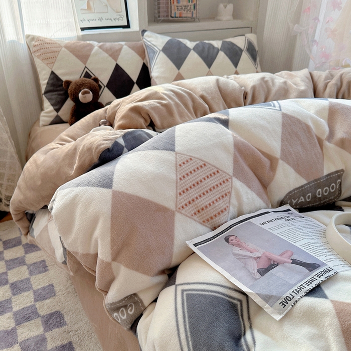 繁花家居 2025新款200克牛奶绒小清新卡通复古风三件套四件套 变幻菱格